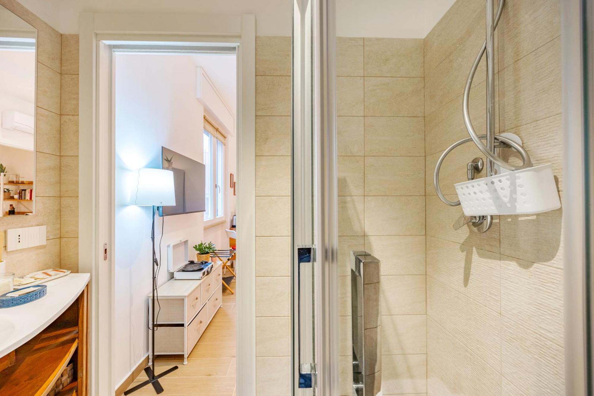 Luminosa Con Bagno Privato Interno - Vicina Metro Alloggio in famiglia *